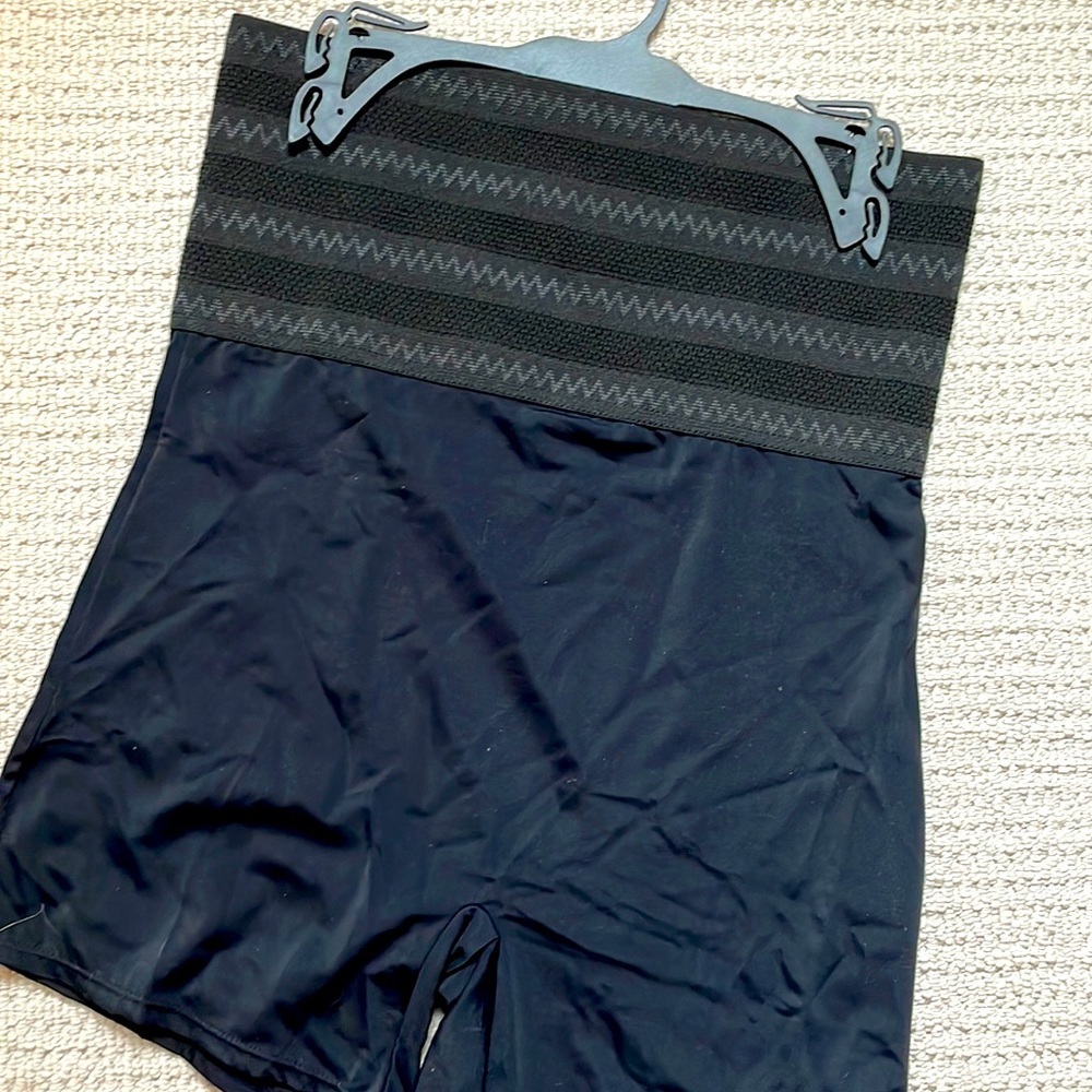 Great waist nipper with boy short bottoms. Size 1X - in smooth black